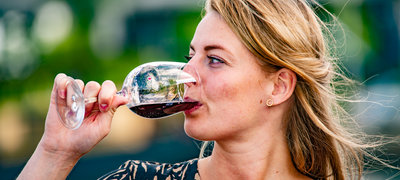 Wijnproeverij tijdens rondvaart in Leeuwarden